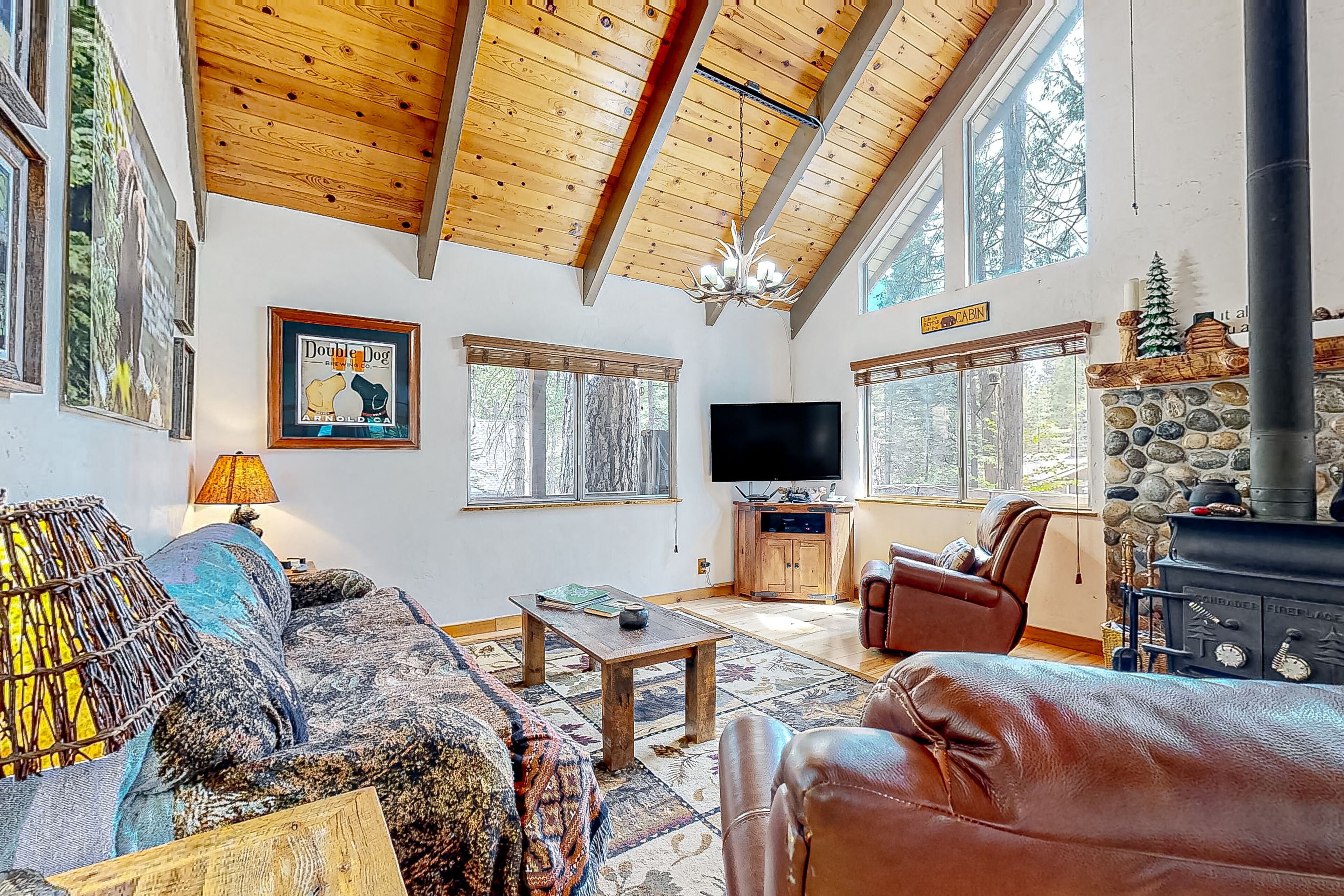 Alpine gem with private deck & yard + on-site lakes, pool, golf, & rec courts