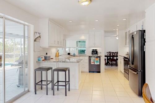 Bright Florida home with pool, gas grill, private pool, and washer/dryer