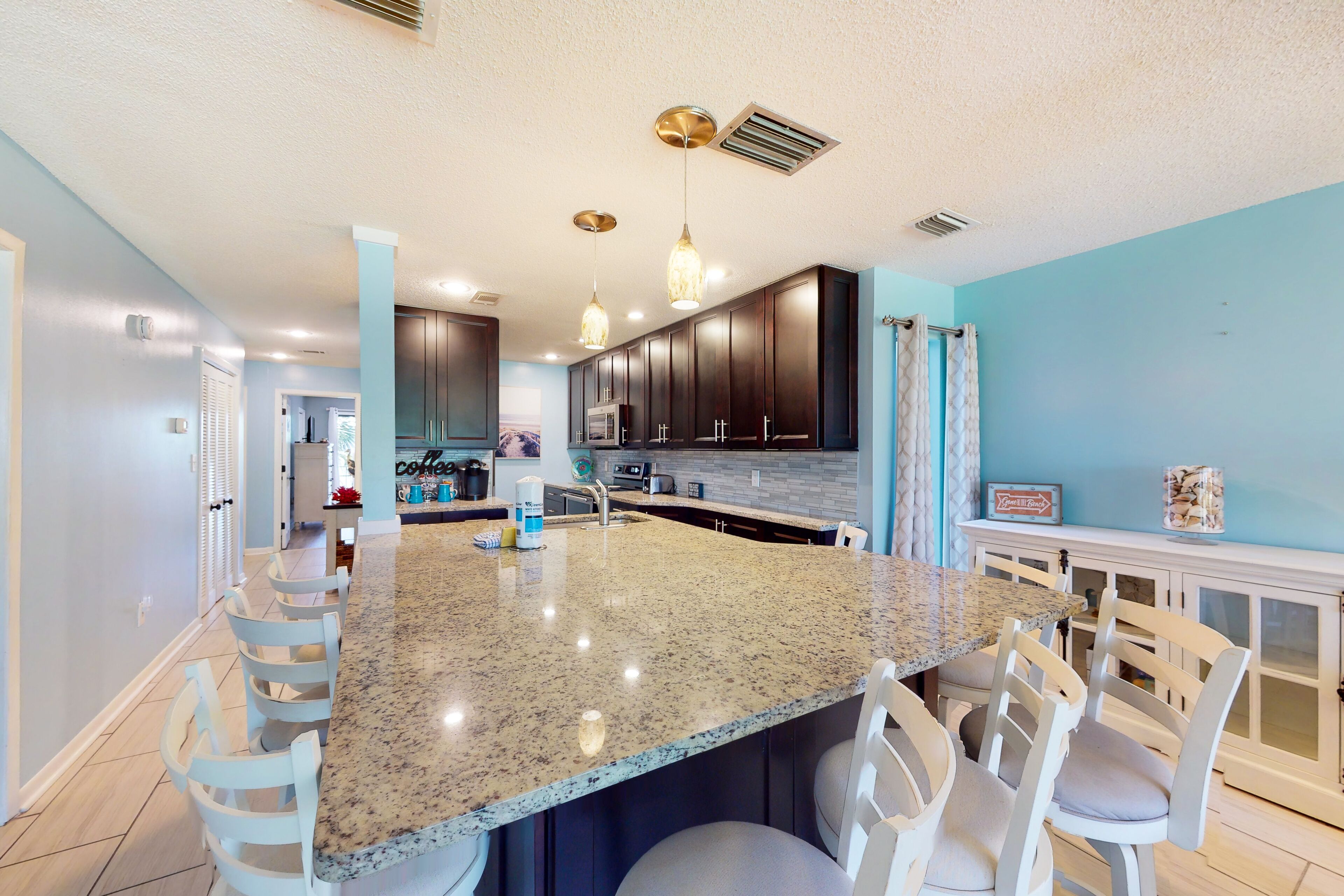 Greenside condo with on-site golf, tennis, pools, & private beach access