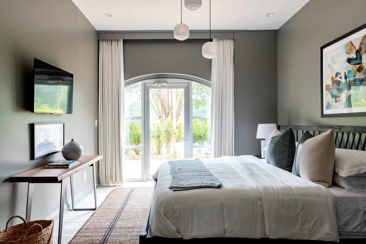 8 habitaciones, escritorio, tabla de planchar con plancha y wifi 