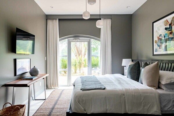 8 bedrooms, desk, iron/ironing board, WiFi