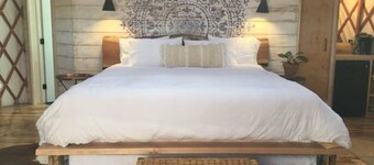 Luxury retreat w/ private deck, garden, firepit on organic farm