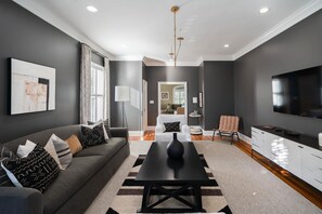 TV, stereoanlegg og kontorer