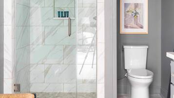 Badewanne, Haartrockner, HandtĂŒcher, Shampoo