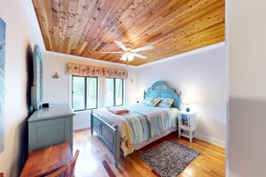 2 bedrooms, iron/ironing board, Internet, bed sheets - 3rd-floor condo with water views, balcony, pools, gym, & beach access (Hilton Head)