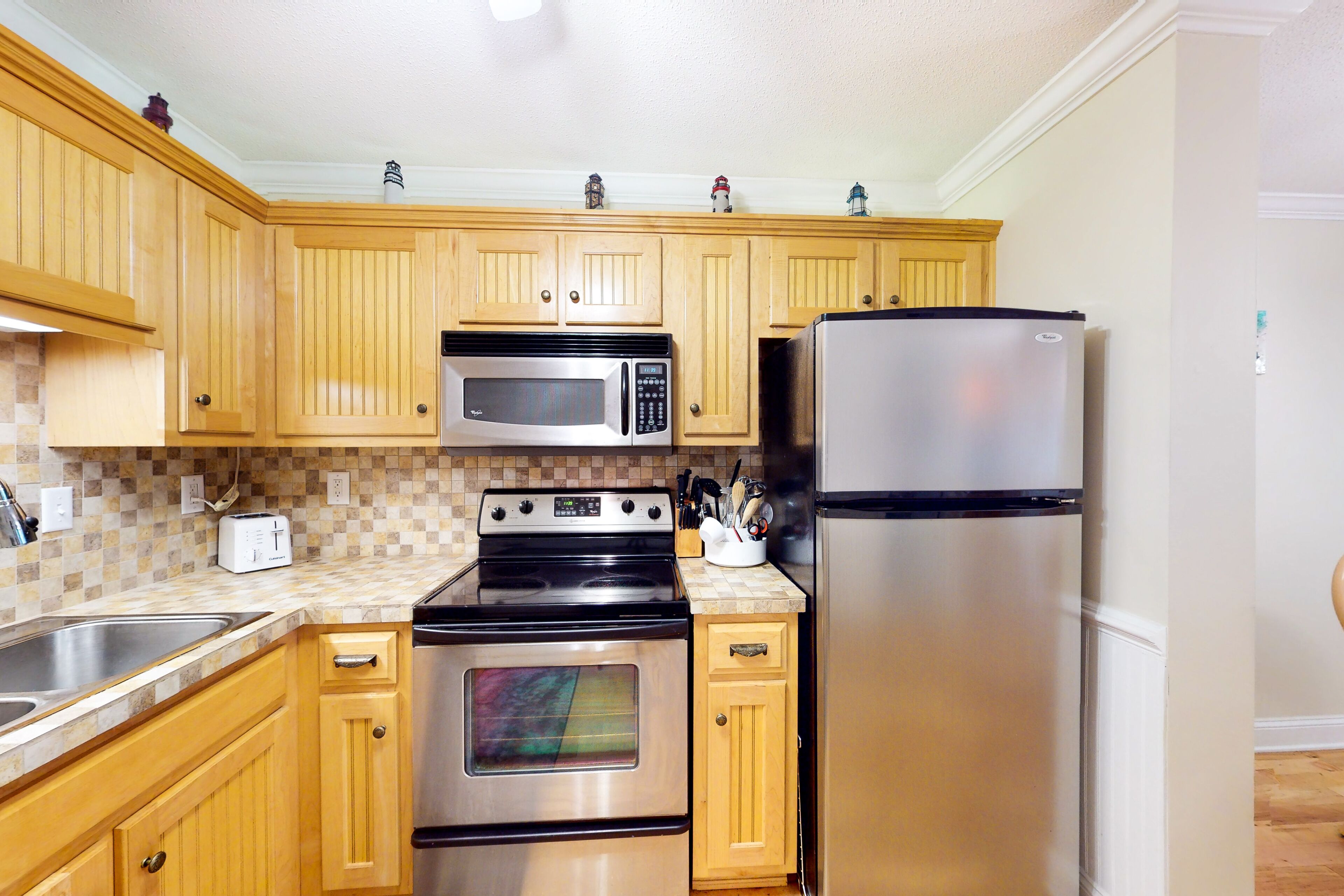 3rd-floor condo with water views, balcony, pools, hot tub, gym, & beach access