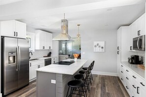 Kjøleskap, mikrobølgeovn, ovn og kokeplater