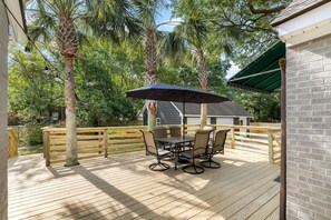 Outdoor dining - Palmetto Grove / Walk to Shem Creek / Mins to Dwt (Mount Pleasant)