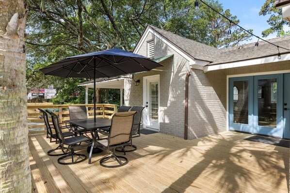 Outdoor dining - Palmetto Grove / Walk to Shem Creek / Mins to Dwt (Mount Pleasant)