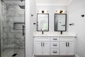 Bathtub, hair dryer - Palmetto Grove, Walk to Shem Creek, Mins to Dwt (Mount Pleasant)