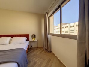 2 bedrooms, in-room safe, iron/ironing board