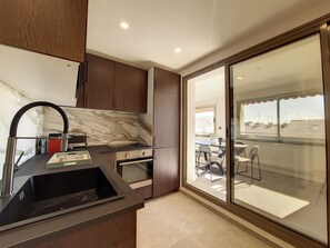 Kjøleskap, mikrobølgeovn, ovn og oppvaskmaskin