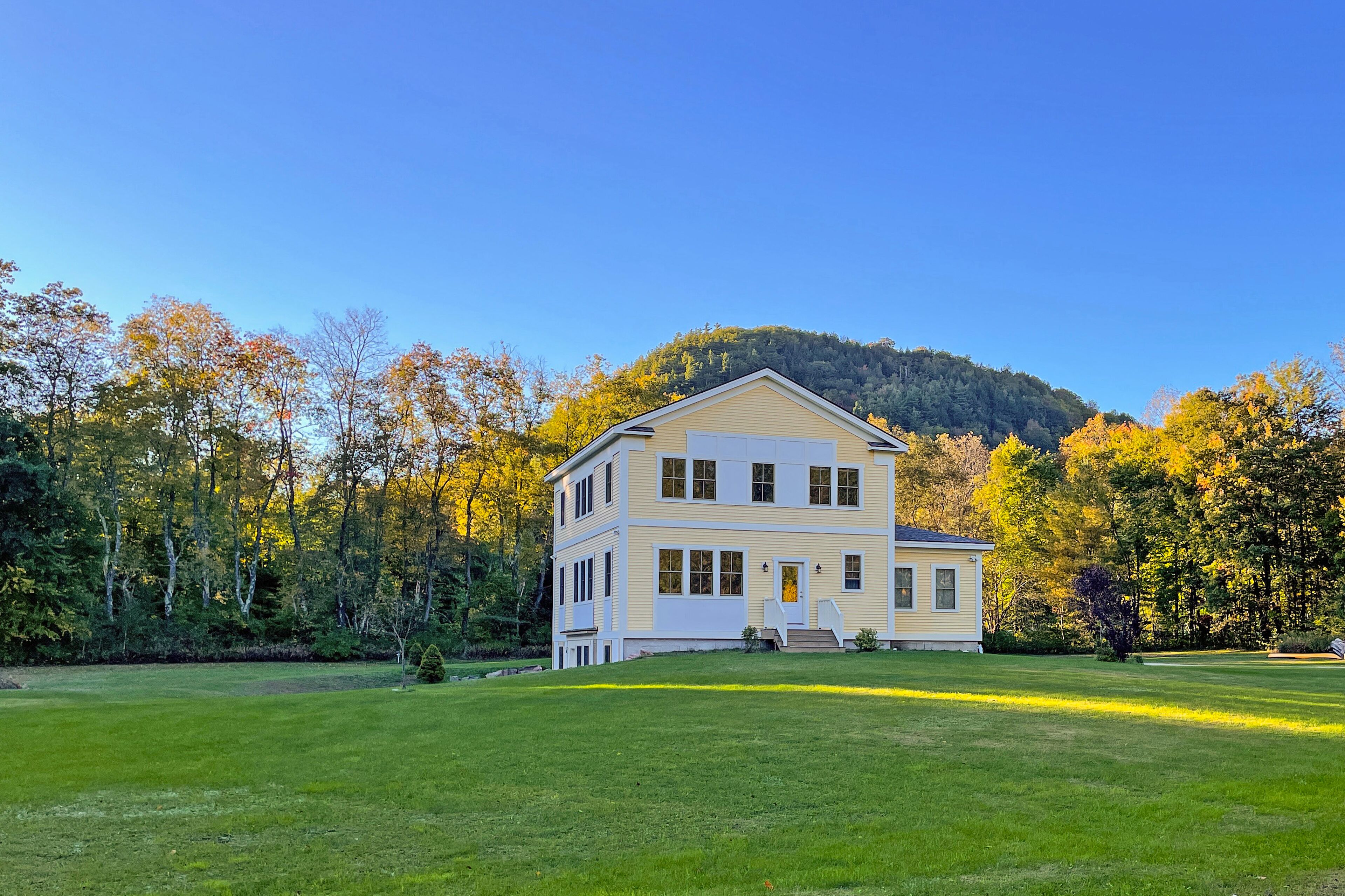 Secluded apt near the lake with mountain views, washer/dryer, firepit, fast WiFi