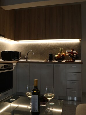 Réfrigérateur, micro-ondes, four, plaque de cuisson