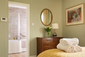 Sèche-cheveux, serviettes fournies, savon, shampoing