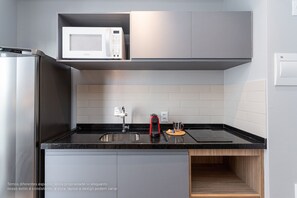 コンフォート アパートメント | 専用キッチン | 冷蔵庫、電子レンジ、コンロ、コーヒー / ティーメーカー