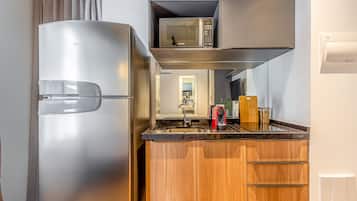 Estudio clásico | Cocina privada | Refrigerador, microondas, parrilla de estufa y cafetera y tetera