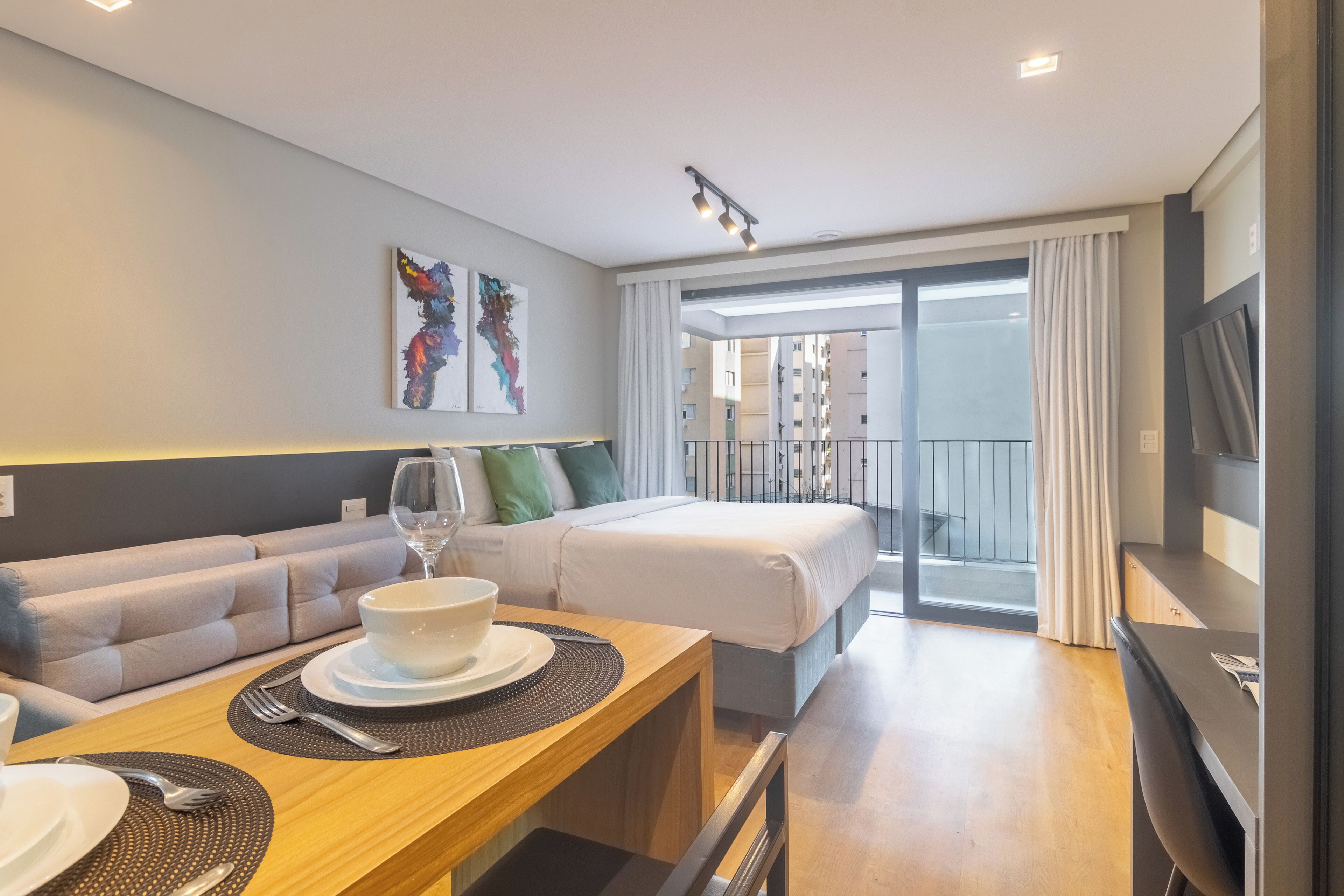 Studio Deluxe | Décor unique, ameublement unique, fer et planche à repasser