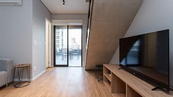 Dupleks Desain | Area keluarga | Smart TV 32-inci dengan saluran TV digital dan TV