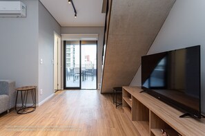 Dúplex de diseño | Zona de estar | Smart TV de 32 pulgadas con canales digitales, una televisión