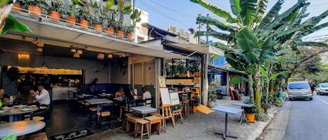 Deluxe Studio | Outdoor dining