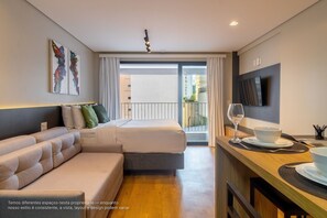 Estudio Deluxe | Zona de estar | Smart TV de 40 pulgadas con canales digitales, una televisión