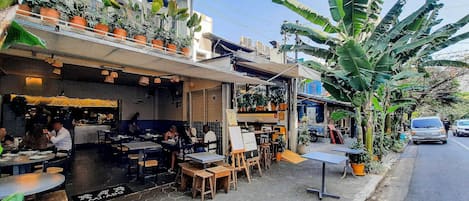 Deluxe Studio | Outdoor dining