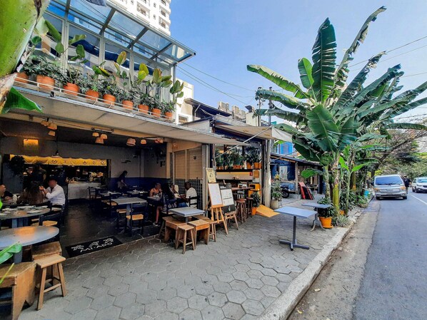 Deluxe Studio | Outdoor dining