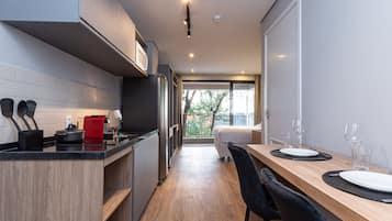 Estudio exclusivo | Cocina privada | Refrigerador, microondas, parrilla de estufa y cafetera y tetera