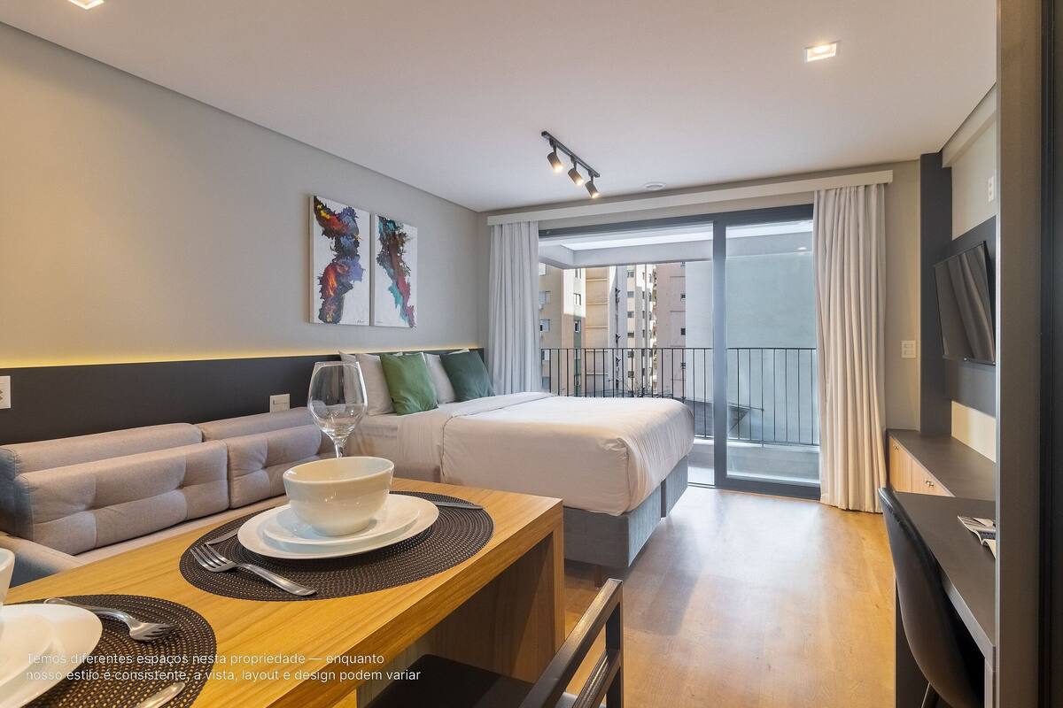 Une chambre d’hôtel moderne équipée d’un canapé, d’une table à manger et d’un lit.