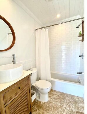 Shower, towels, soap, shampoo - Private beach home best on the island Arabella’s Cove Tranquility awaits (Berry Islands)