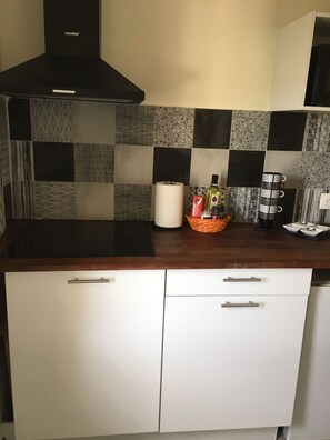 Fridge, microwave, stovetop, coffee/tea maker - Appartement Cosy Bien Situé. Maison Jaune (Stains)