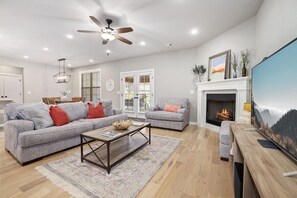 TV, fireplace, offices - Wooo Casa - 5 mi to U of A - Outdoor Patio (Fayetteville)