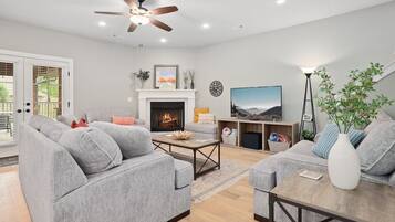 Fernseher, Kamin, Arbeitsbereiche