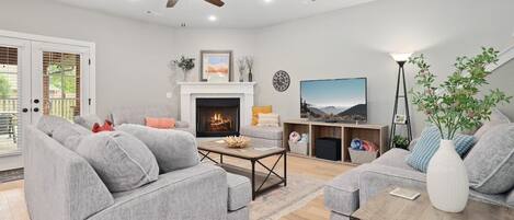 Televisión, chimenea y oficina