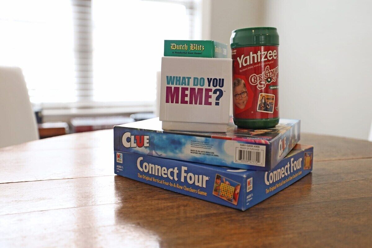 Une table avec trois jeux : « What Do You Meme ? », « Connect Four » et « Dutch Blits ».