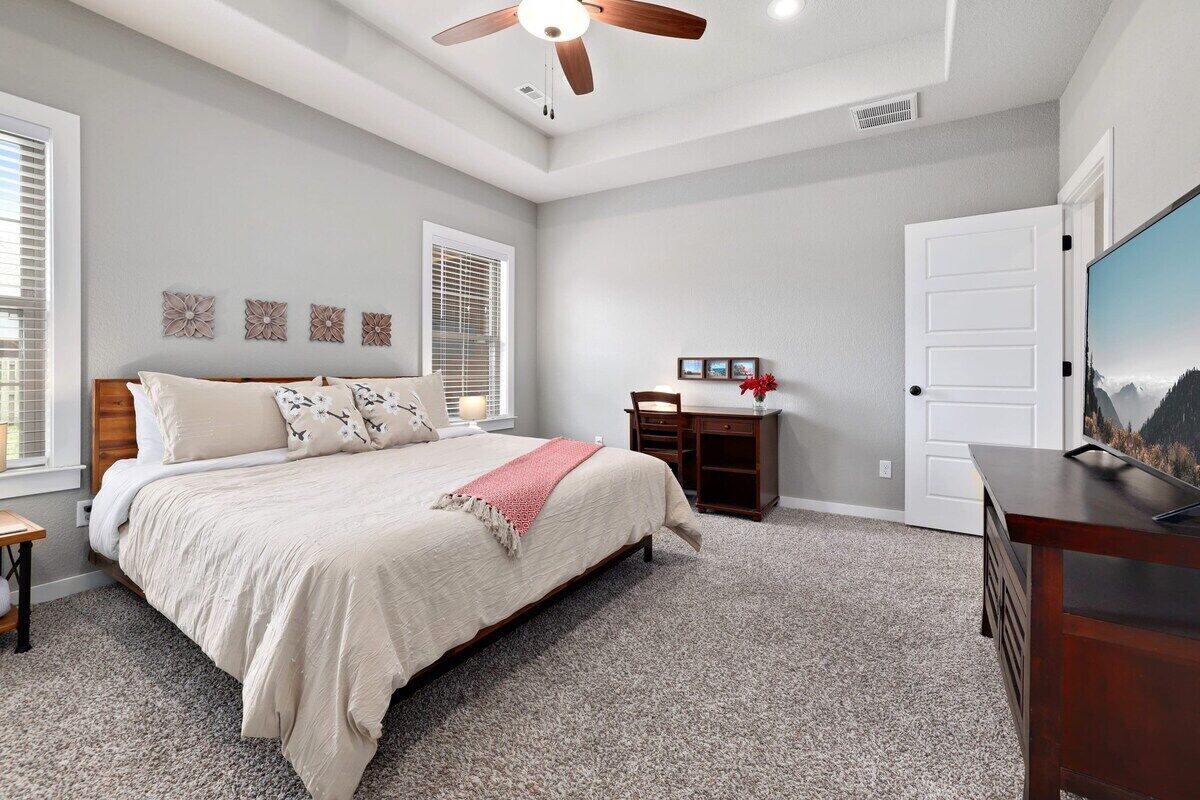 5 Schlafzimmer, Schreibtisch, Bügeleisen/Bügelbrett, WLAN