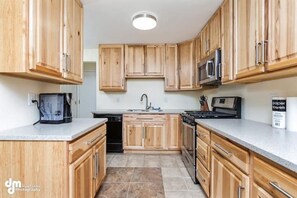 Private kitchen - Centrally Located Alaskan Home 2.0 (Anchorage)