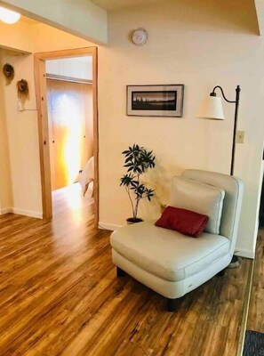 Interior - West Anchorage Haven with WiFi/Netflix (Anchorage)