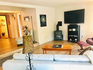 Living area - West Anchorage Haven with WiFi/Netflix (Anchorage)