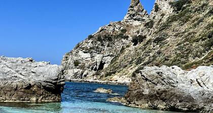 Apartment with 3 bedrooms and 2 bathrooms.Terrace and veranda overlooking the sea.