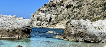 Apartment with 3 bedrooms and 2 bathrooms.Terrace and veranda overlooking the sea.