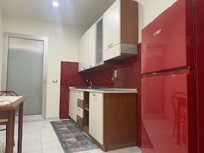 Kühlschrank, Kochgeschirr/Geschirr/Besteck, Esstisch