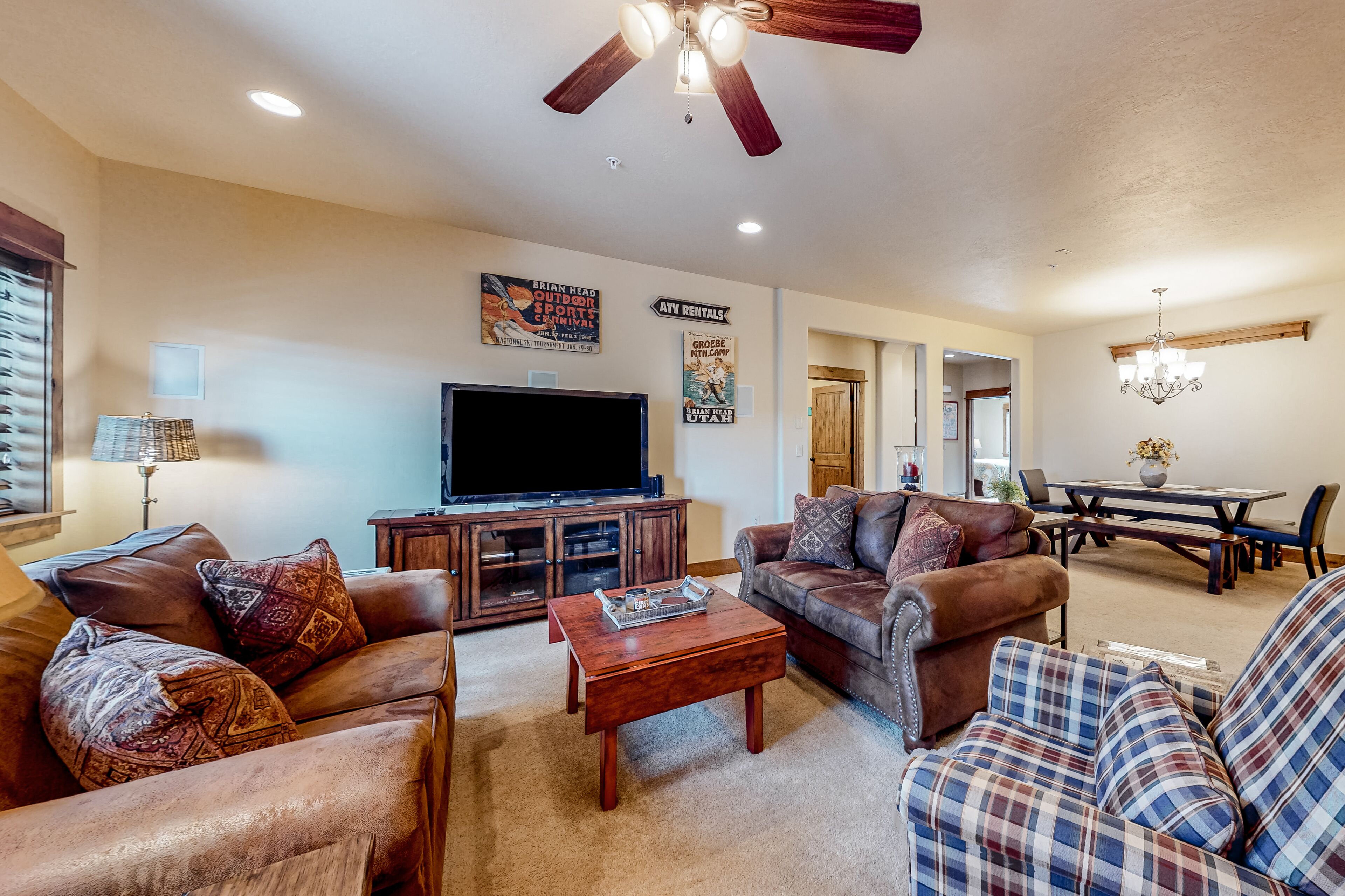 Convenient condo near slopes with private balcony, central AC, & deck