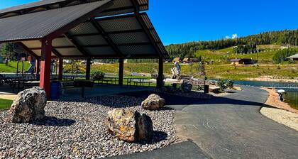 Convenient condo near slopes with private balcony, central AC, & deck