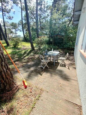 Outdoor dining - Grande Maison Avec Belle vue sur le Courant (Mimizan)