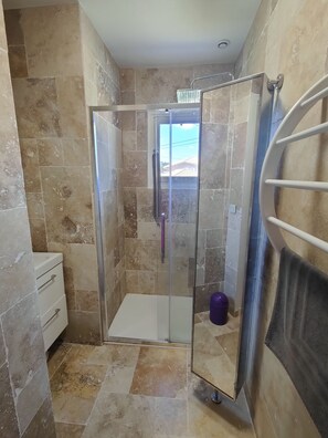 Douche, bidet, serviettes fournies