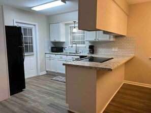 Jääkaappi, mikroaaltouuni, uuni, liesi