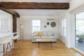 TV, fireplace - Cape Henry Full Suite Inn at Old Beach (Virginia Beach)