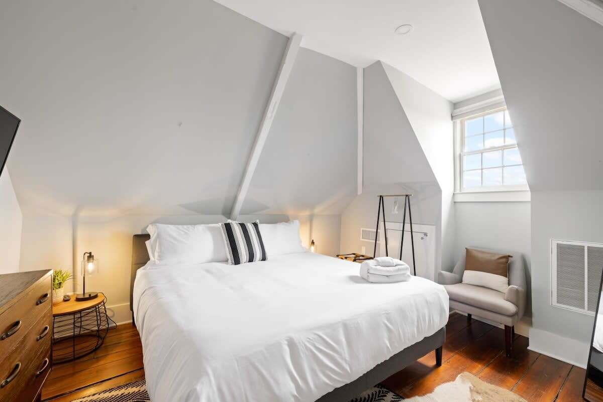 5 soverom, skrivebord, strykejern/-brett og reiseseng for barn